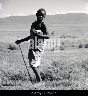 der 1950er Jahre. Tunesien. Historisches Bild von J Allan Cash. Lokalen Dorfjunge mit Stick. Stockfoto