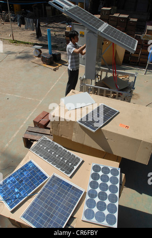 Laos Vientiane, Laos - deutsche Firma Sunlabob installieren Solarstrommodule und Photovoltaik in abgelegene Dörfer für die ländliche Elektrifizierung mit Off-grid-Lösung Stockfoto