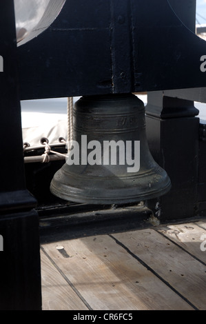 Die Schiffsglocke, die HMS Victory, Historic Dockyard, Portsmouth, Hampshire, Großbritannien Stockfoto