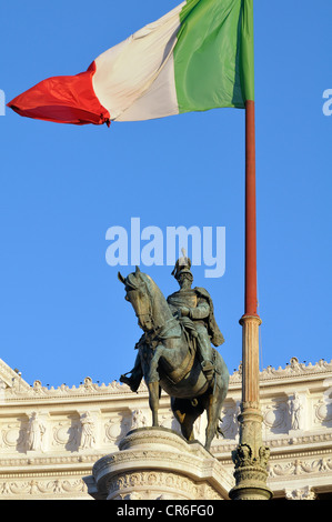 Bronzene Reiterstatue des Königs Vittorio Emmanuelle II, italienische Flagge, Detailansicht der Nationaldenkmal Vittorio Emanuele II Stockfoto