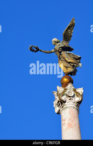 Engel hält einen Lorbeerkranz, Bronzestatue, Detailansicht der Nationaldenkmal Vittorio Emanuele II, Rom, Latium, Italien Stockfoto