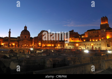 Beleuchtete Kaiserforen bei Nacht, Rom, Latium, Italien, Europa Stockfoto