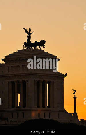 Quadriga mit Victoria, der Göttin des Sieges, Denkmal von Victor Emmanuel II in der Abend, Rom, Latium Region, Italien, Europa Stockfoto