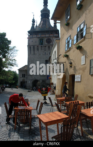 Ein Kellner reinigt einen Tisch außerhalb der Casa Dracul in der alten Zitadelle von Sighisoara, Rumänien Stockfoto