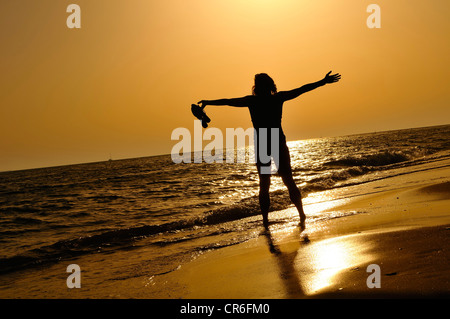 Frau am Strand mit weiten Verbreitung Arme, Abend-Stimmung, Lido di Ostia, Rom, Latium, Italien, Europa Stockfoto