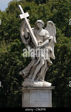 Statue eines Engels, das Halten eines Kreuzes auf Ponte Sant'Angelo zu überbrücken, Aelian Brücke, Castel Sant'Angelo, auch bekannt als Mausoleum des Stockfoto