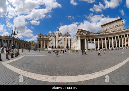 Blick auf St. Peter Square, den Petersdom und den Kolonnaden, Vatikanstadt, Rom, Latium, Italien, Europa Stockfoto