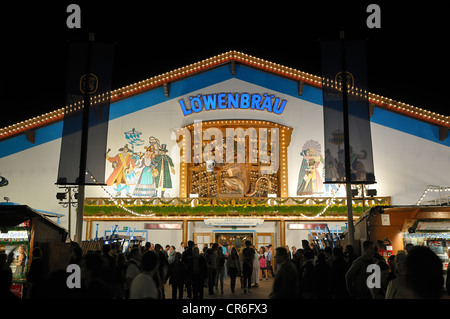 Hell erleuchtet Loewenbraeu Festzelt in der Nacht, Oktoberfest 2010, München, Upper Bavaria, Bavaria, Germany, Europa Stockfoto