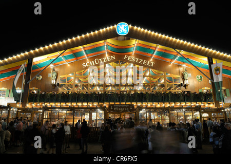 Hell beleuchtete Loewenbraeu Schuetzen Festzelt in der Nacht, Oktoberfest 2010, München, Bayern, Oberbayern Stockfoto