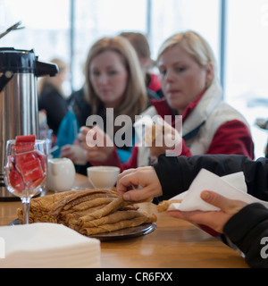 Kaffeepause mit traditionelle isländische Pfannkuchen, Dalvik, Island Stockfoto