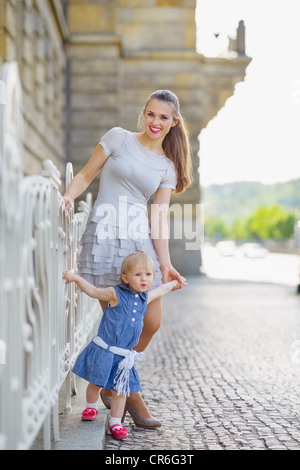 In voller Länge Portrait von Mutter und Kind in Stadt Stockfoto