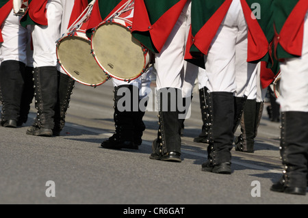 Markgraf Jäger Feuchtwangen 1967 e. V., Schuetzen-Und Trachtenzug, Kostüm und schützen die Parade zur Eröffnung des Stockfoto