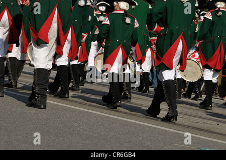 Markgraf Jäger Feuchtwangen 1967 e. V., Schuetzen-Und Trachtenzug, Kostüm und schützen die Parade zur Eröffnung des Stockfoto