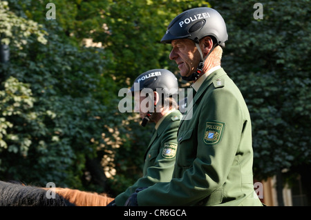 Polizei Team Reiten, Münchner Polizei Hauptquartier, während Schuetzen-Und Trachtenzug, Kostüm und schützen die Parade für die Stockfoto