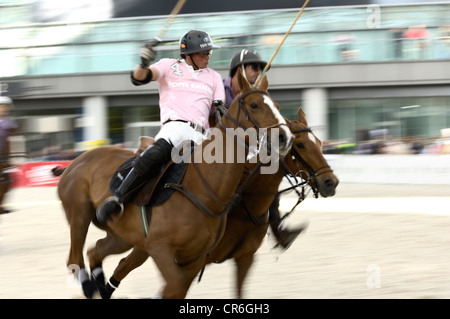 Eduardo Anca, links, Tom Tailor Polo Team gegen Cristobal Durrieu, richtige, Baltic Polo Events Polo team Stockfoto