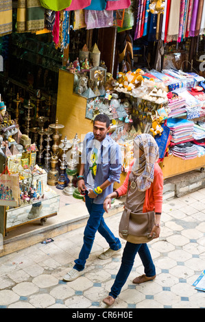 Ägyptischen Musliminnen zu mischen, bunte trendige Kleidung & Kopftuch in Mode-Khan El Khalili Markt Kairo Ägypten zu bleiben Stockfoto