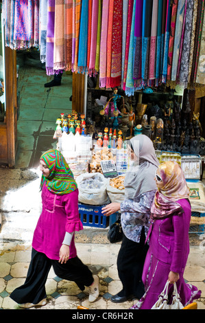 Ägyptischen Musliminnen zu mischen, bunte trendige Kleidung & Kopftuch in Mode-Khan El Khalili Markt Kairo Ägypten zu bleiben Stockfoto