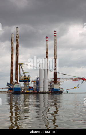 Ein Wind Farm Bau Lastkahn auf dem Weg zur Baustelle im Vereinigten Königreich Stockfoto