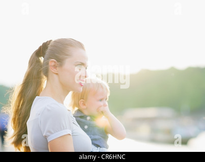 Porträt von Mutter und Baby suchen auf Textfreiraum Stockfoto