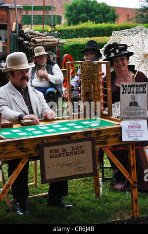 Alten Faro (AKA Pharao oder Farobank) Ende des 17. Jahrhunderts Französisch Glücksspiel Karte Spiel, Old West Reenactment in Fort Worth, Texas, USA Stockfoto