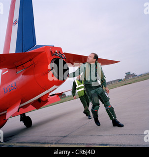 Piloten der Red Arrows, die britische RAF aerobatic Team führt einen Preflight-Check vor Übungsflug. Stockfoto