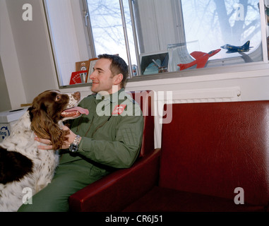 Piloten der Red Arrows, die britische RAF Kunstflugstaffel mit seinem Haustier Spaniel in den Crewraum Geschwader an RAF Scampton. Stockfoto