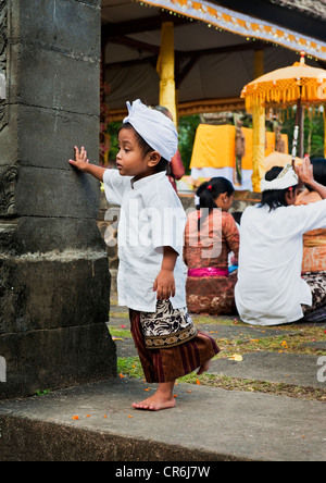 Ein balinesischer junge stellt in traditioneller Kleidung für ein Foto während ein Hindu-Tempel-Jubiläum eine Odalan genannt. Stockfoto