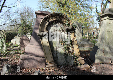 Alte Gräber abklingen. West Norwood Cemetery. London Stockfoto