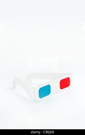 Einweg-billige Pappe 3D-Brille mit rot-Cyan-Objektive Stockfoto