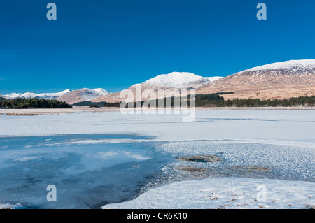 Schneebedeckte Loch Tulla Bridge of Orchy Argyll & Bute Scotland nachschlagen, schwarz zu montieren Stockfoto