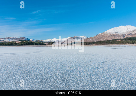 Schneebedeckte Loch Tulla Bridge of Orchy Argyll & Bute Scotland nachschlagen, schwarz zu montieren Stockfoto