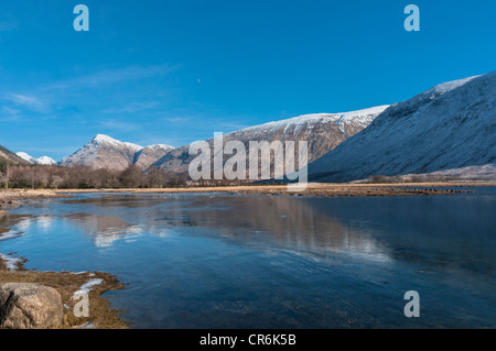 Schottland, Loch Etive Glen Etive Highland mit Schnee bedeckt Stob Na Broige im Hintergrund Stockfoto