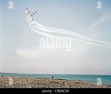 Hawk jets von der Red Arrows, britische RAF aerobatic Team Praxis mit Zyperns Küste wie Datum (Mitte)-display angezeigt. Stockfoto