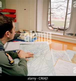 Piloten der Red Arrows, die britische RAF Kunstflugstaffel mit Flugplanung Aufgaben blickt für einen Moment aus dem Fenster. Stockfoto