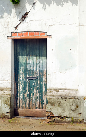 Eine alte Tür in einer Wohnstraße in Brügge, Belgien Stockfoto