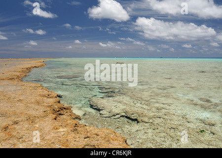 Korallenriff, türkisfarbenes Meer und in der Ferne Jachten verankert innerhalb der Lagune gebildet von Norden Minerva Reef, Südpazifik Stockfoto