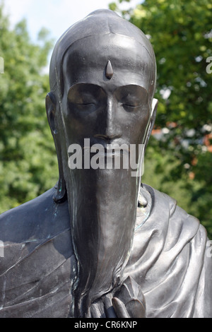 Buddha in der philosophischen Garten auf der Seite der Gellertberg, Ungarn eine Gruppe von acht Statuen Stockfoto