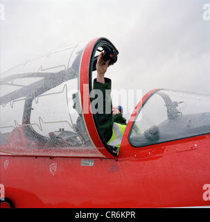 Maschinenbau Bodenpersonal der Red Arrows, die britische RAF aerobatic Team, macht letzten Vorflugkontrollen vor Übungsflug. Stockfoto