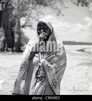 der 1950er Jahre. Geschichtsbild aus Tunesien von einer Frau am Strand tragen einen Schal. Stockfoto