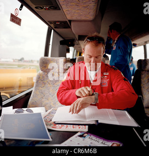 Piloten der Red Arrows, die britische RAF aerobatic Team prüft Timings der bevorstehenden Airshow-Display im Mannschaftsbus. Stockfoto