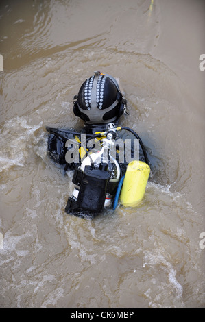 Polizei-Treiber eine Unterwasser-Suche nach einer Waffe in den Fluss Ouse in der Nähe von Lewes Stockfoto