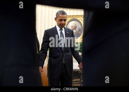 US-Präsident Barack Obama betet nach einem Treffen mit den Religionsführern im Oval Office des weißen Hauses 18. Mai 2012 in Washington, DC Stockfoto