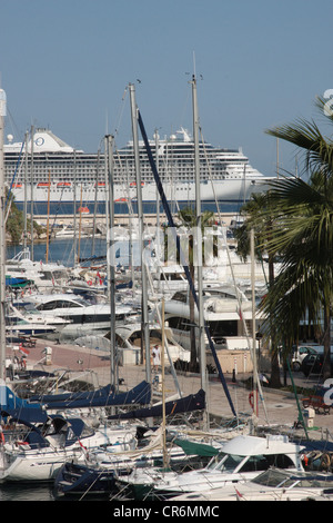 Das Kreuzfahrtschiff gesehen Marina durch die zahlreichen Segelboot Masten am Port de Fontvielle, Monaco Stockfoto