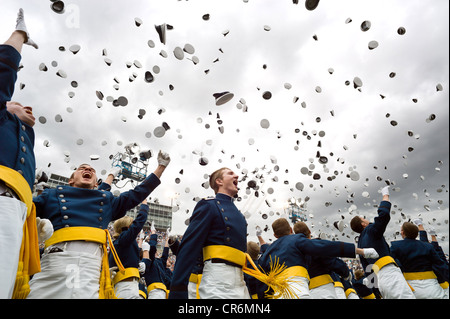 Neu im zweiten Leutnants werfen ihre Hüte in die Luft während der Abschlussfeier an der United States Air Force Academy 23. Mai 2012 in Colorado Springs, CO Auftrag. Stockfoto