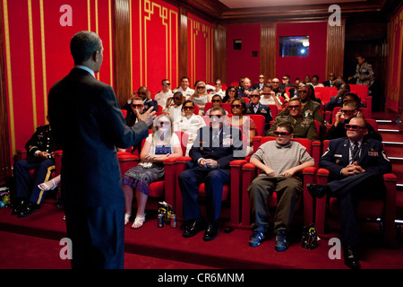 US-Präsident Barack Obama begrüßt Militärangehörige und ihre Familien mit 3D Brille zu einer Vorführung der Männer in Black 3 in das Weiße Haus-Familie-Theater 25. Mai 2012 in Washington, DC. Stockfoto