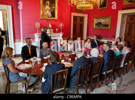 US-Präsident Barack Obama und First Lady Michelle Obama host eine Mittagessen für Mitglieder der Bush-Familie im Red Room des weißen Hauses 31. Mai 2012 in Washington, DC Stockfoto