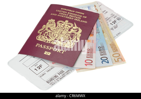 Britischen Reisepass mit Euro-Banknoten und eine Airline-Boarding-Card - Studio gedreht mit einem weißen Hintergrund Stockfoto