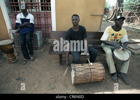Straßenmusikanten in Bamako, Mail Djembe Trommeln aus Ziegenleder und Hartholz geschnitzt. Stockfoto