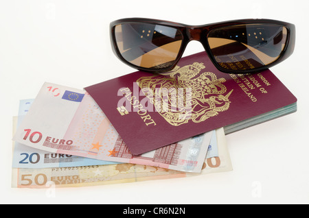 Reisepass mit Euro-Banknoten und Sonnenbrillen Stockfoto