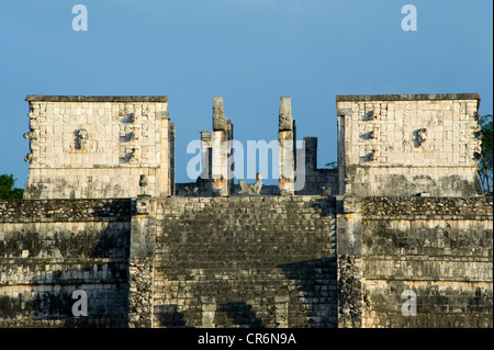 Templo de Los Guerreros (Tempel der Krieger) mit der Statue des Chac Mool Stockfoto